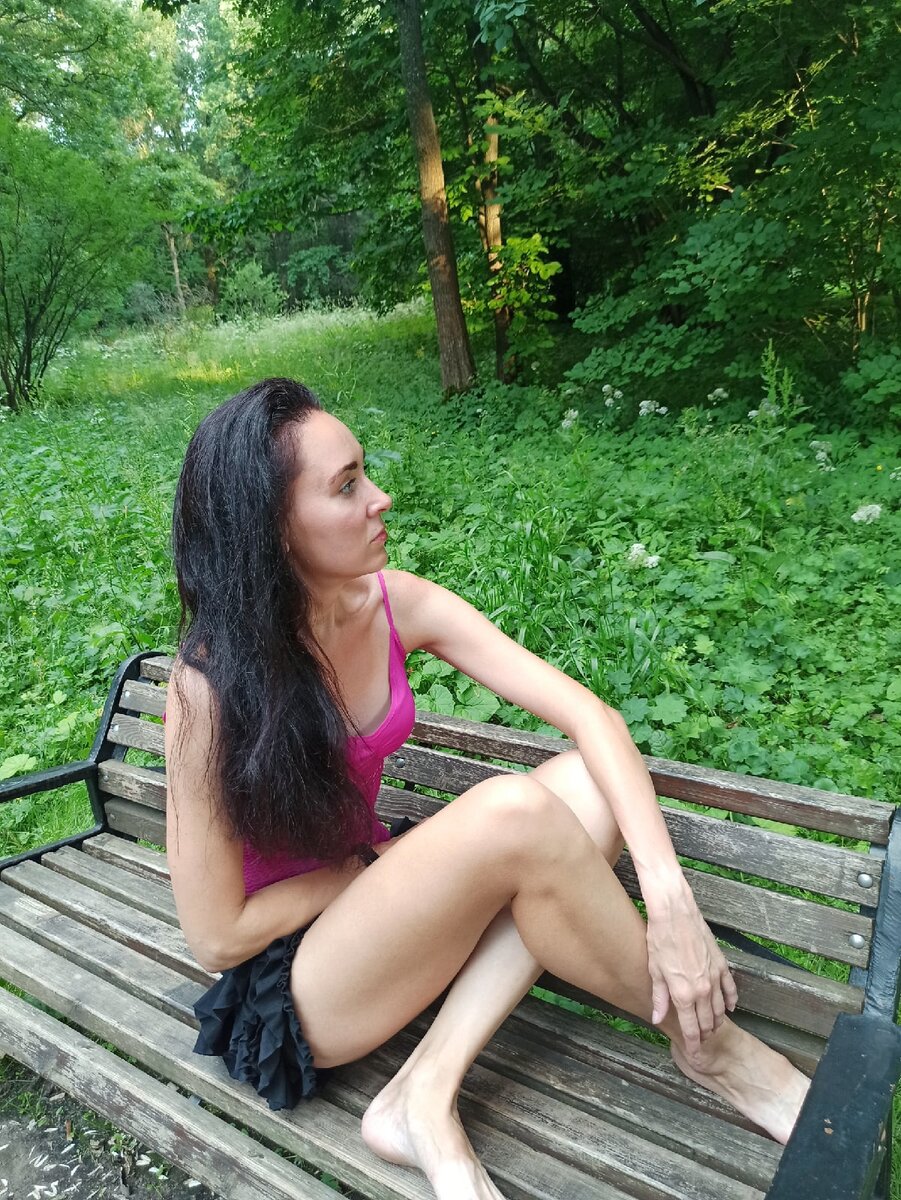 Пока шли в кафе, устроили мне фотосессию на лавочке:) Листайте галерею