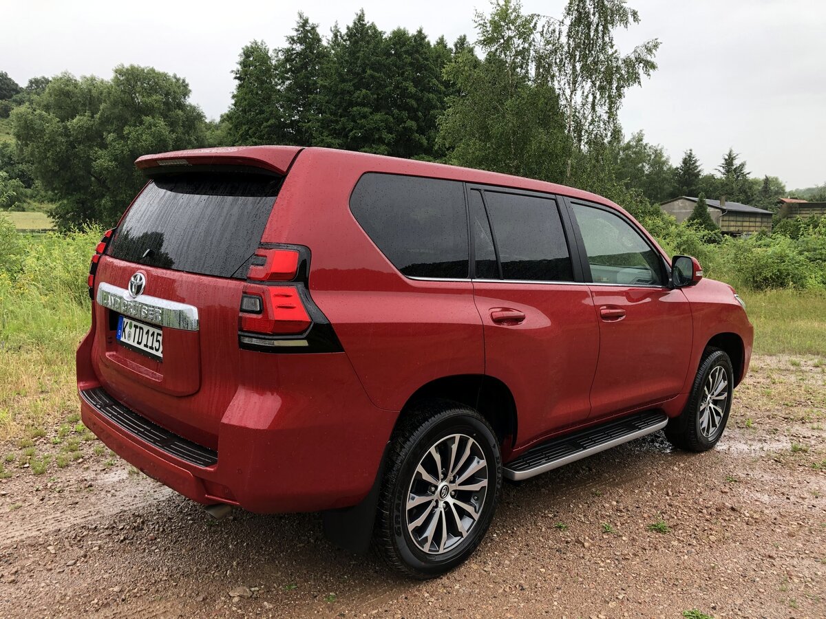 Новый Toyota Land Cruiser: выглядит весьма внушительно, за что его и покупают