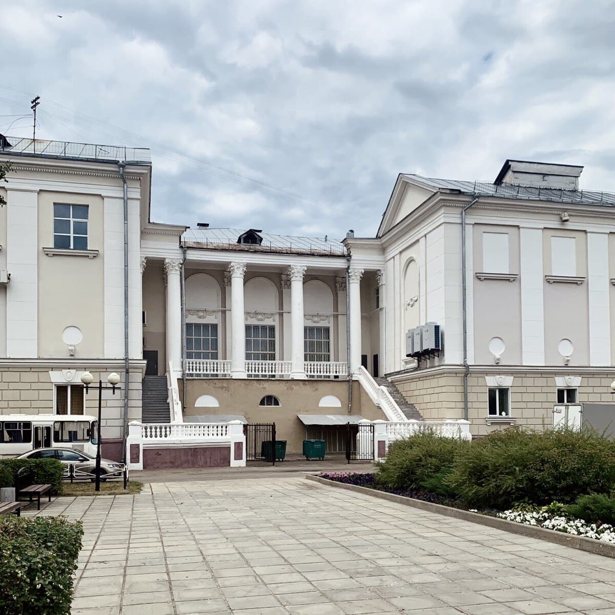 Задний фасад Дома Культуры, выходящий в скверик
