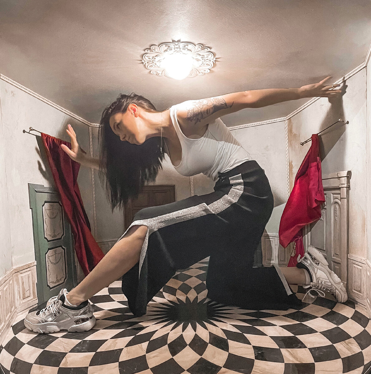 Залезла в женскую сумочку