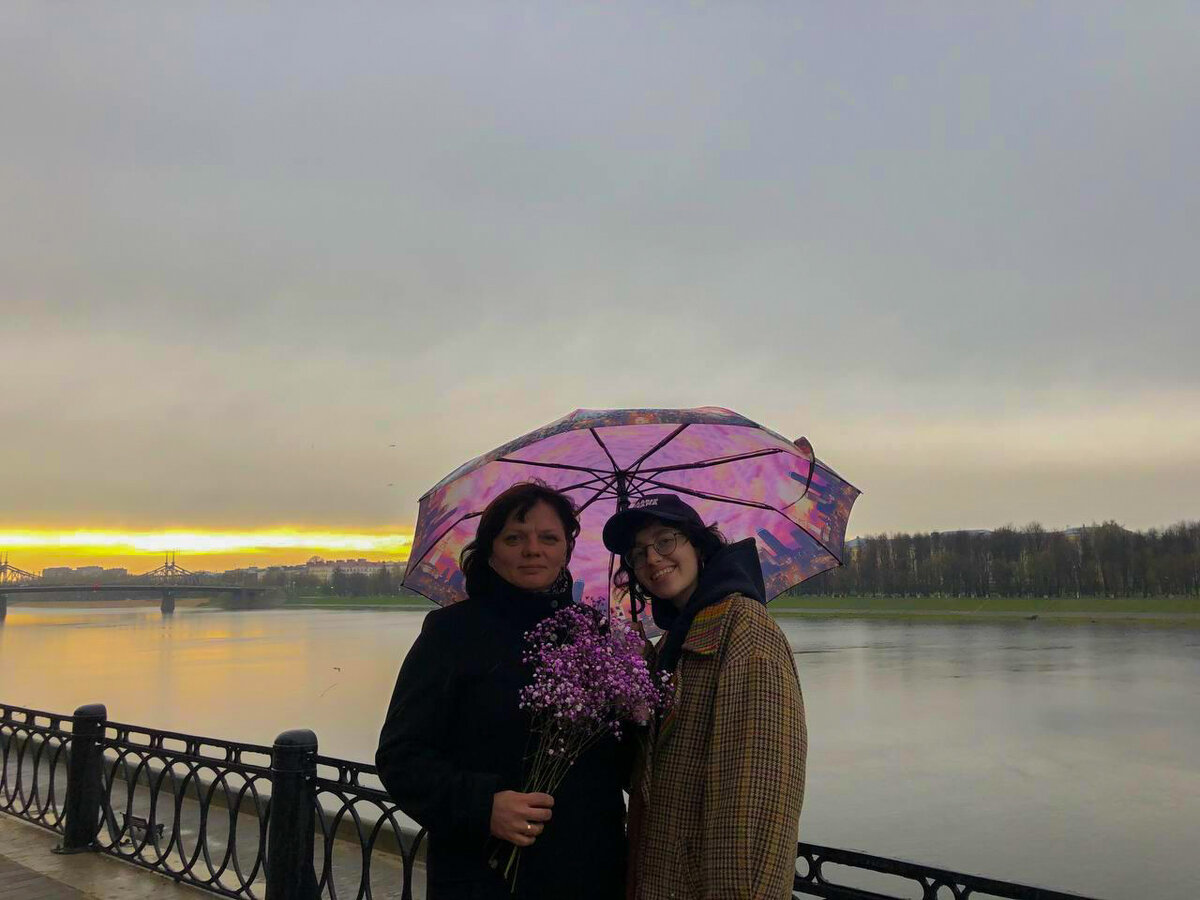 С любимой мамой гуляем по набережной Степана Разина