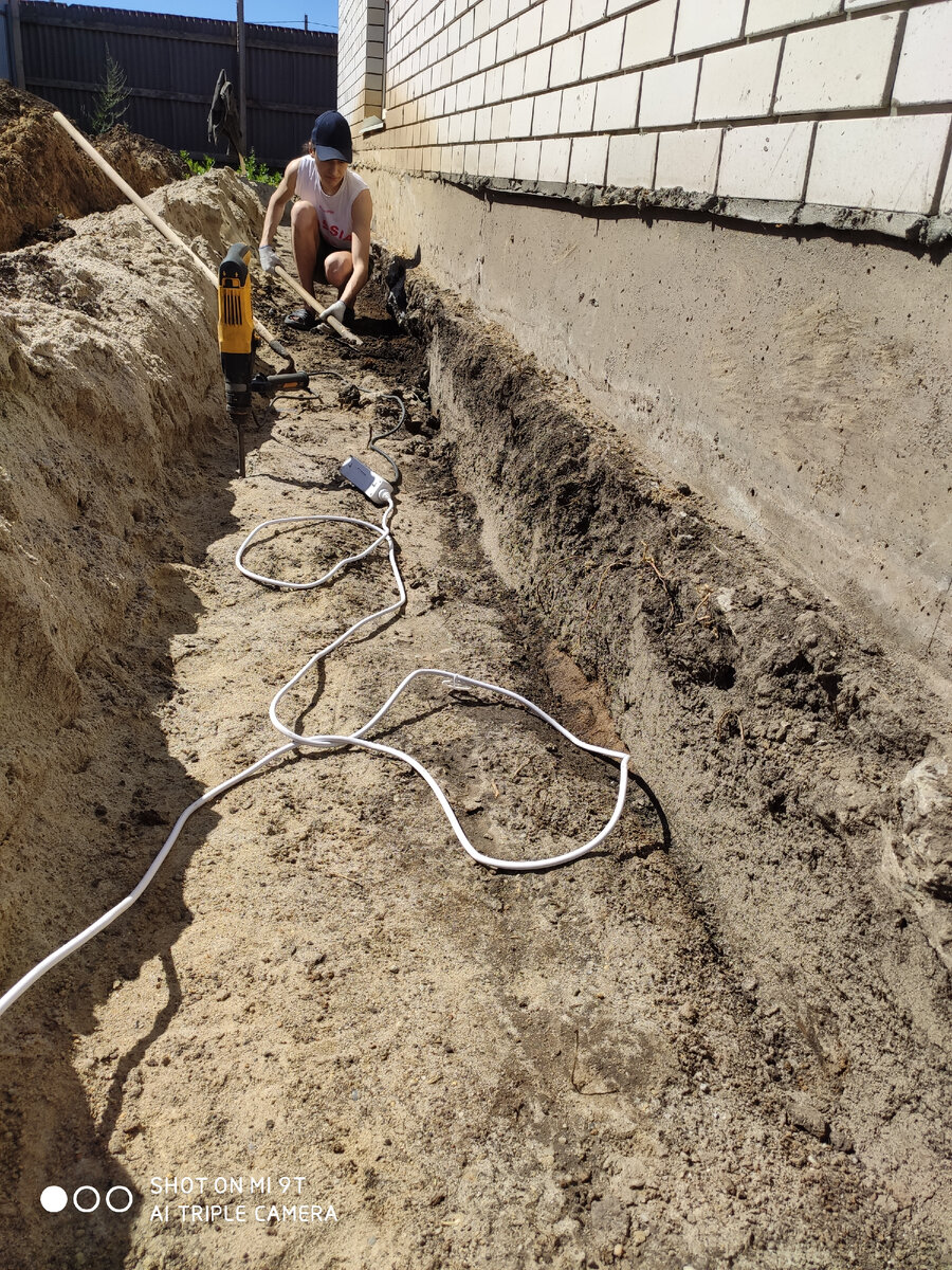 Отчищаем фундамент от земли и глины.Потом Керхером хорошо отмываем и даём высохнуть.Будем заливать жидкой пеной так как очень большие наплывы фундамента,так сделал застройщик,перфоратор здесь не поможет.