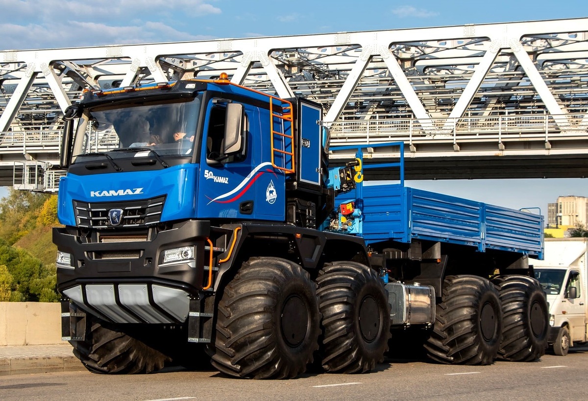 КАМАЗ -  российская компания, производитель дизельных грузовых автомобилей и дизелей, действующий с 1976 года. Также выпускает автобусы, тракторы, комбайны, электроагрегаты, тепловые мини-электростанции и комплектующие. Основное производство расположено в городе Набережные Челны.