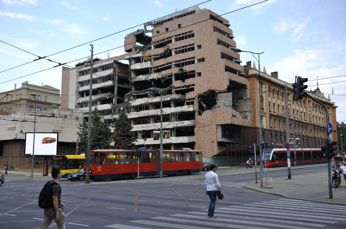 Разрушенное здание в центре Белграда - памятник фантомной боли | Восьмая  школа | Дзен