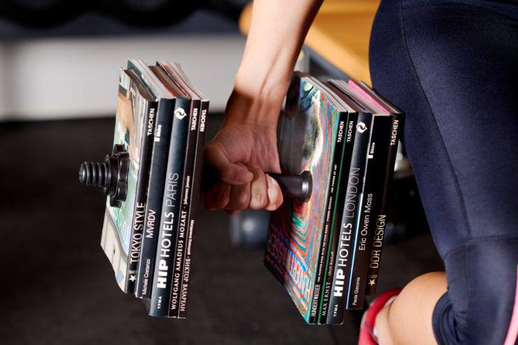 6 лучших способов оставаться в форме, используя только предметы домашнего обихода.