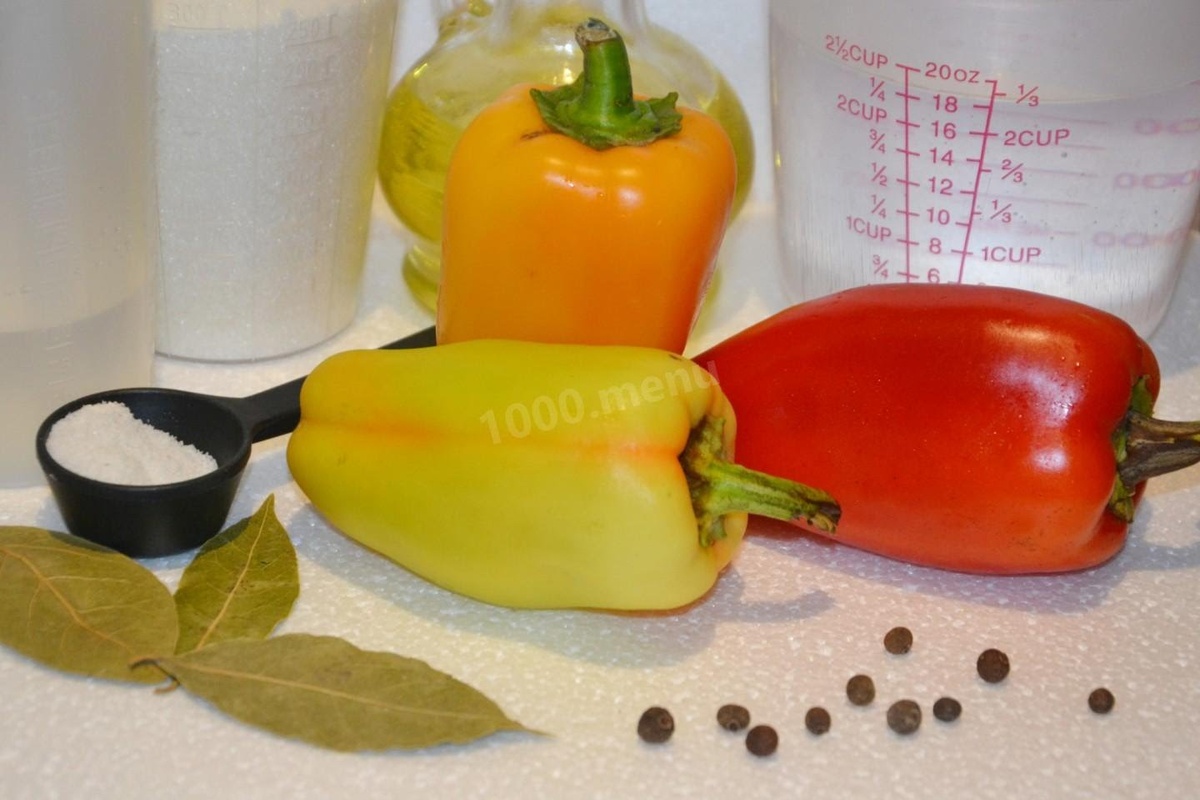 Шаг 1:
Подготовим продукты. Перец желательно брать разноцветный - так будет красочней смотреться ваша заготовка)))