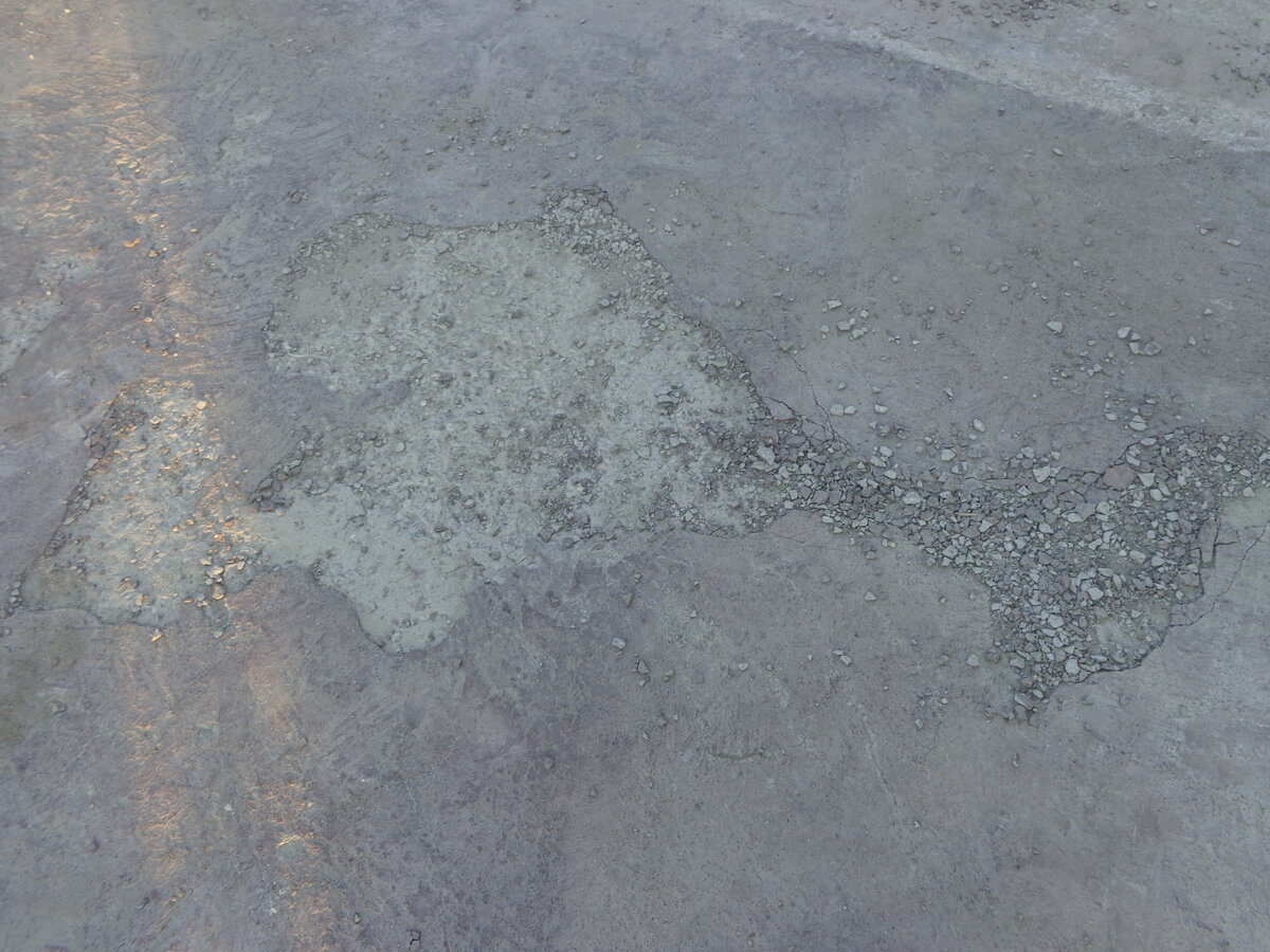 Такие места надо очень тщательно готовить под клей