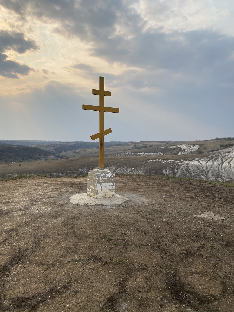 крест в монастыре Костомарово, фото автора