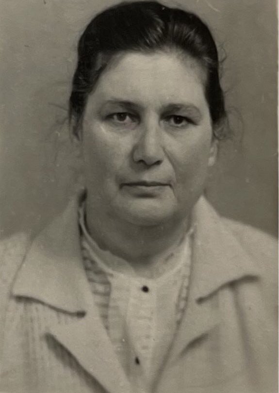 Анна Кирилловна Полищук (в девичестве Урсуленко). Фотография сделана в 1961 году. В это время у нее уже был не только сын, но и муж, дочь. И прежняя любимая  подруга Наташа, крестная сына Виктора
