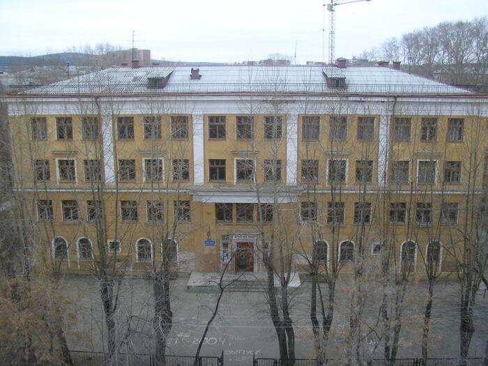 Старое здание школы №86 г. Свердловска на Химмаше.