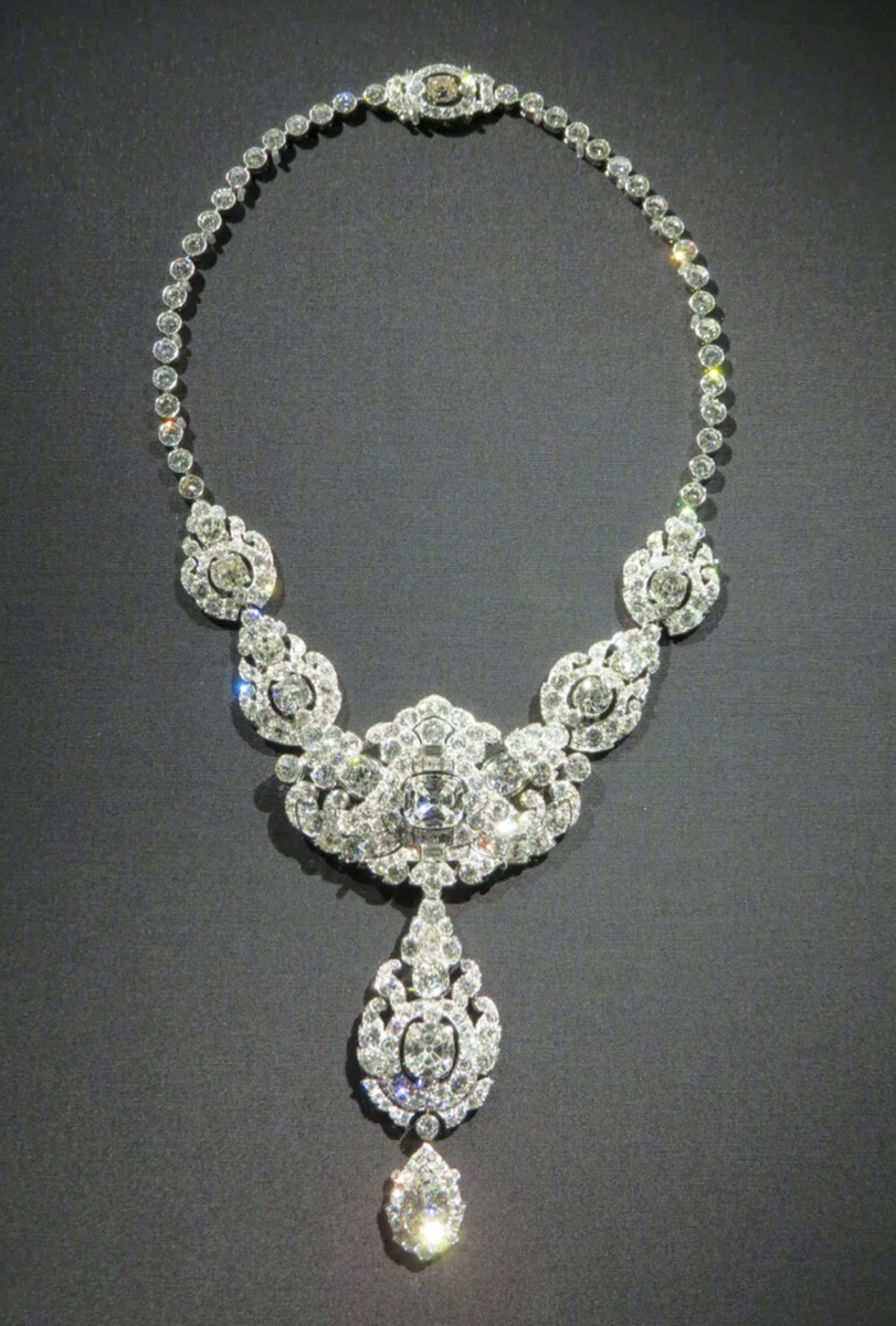 Бриллиантовое колье королевы Елизаветы II - свадебный подарок от Асафа Джаха VII, низама Хайдарабада из Индии