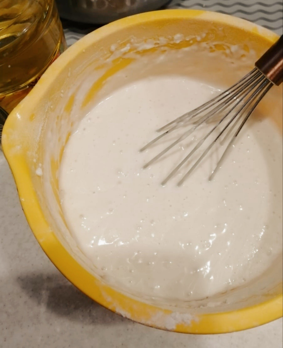 Консистенция похожа на кефир. 