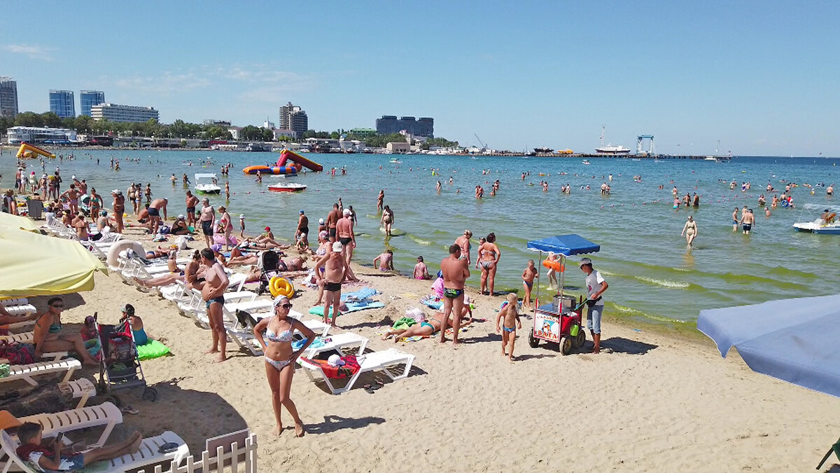 Зеленое море в разгар курортного сезона