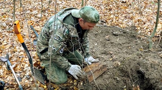 В заброшенной, лесной войсковой части, обнаружил тяжелые слитки, непонятного назначения.