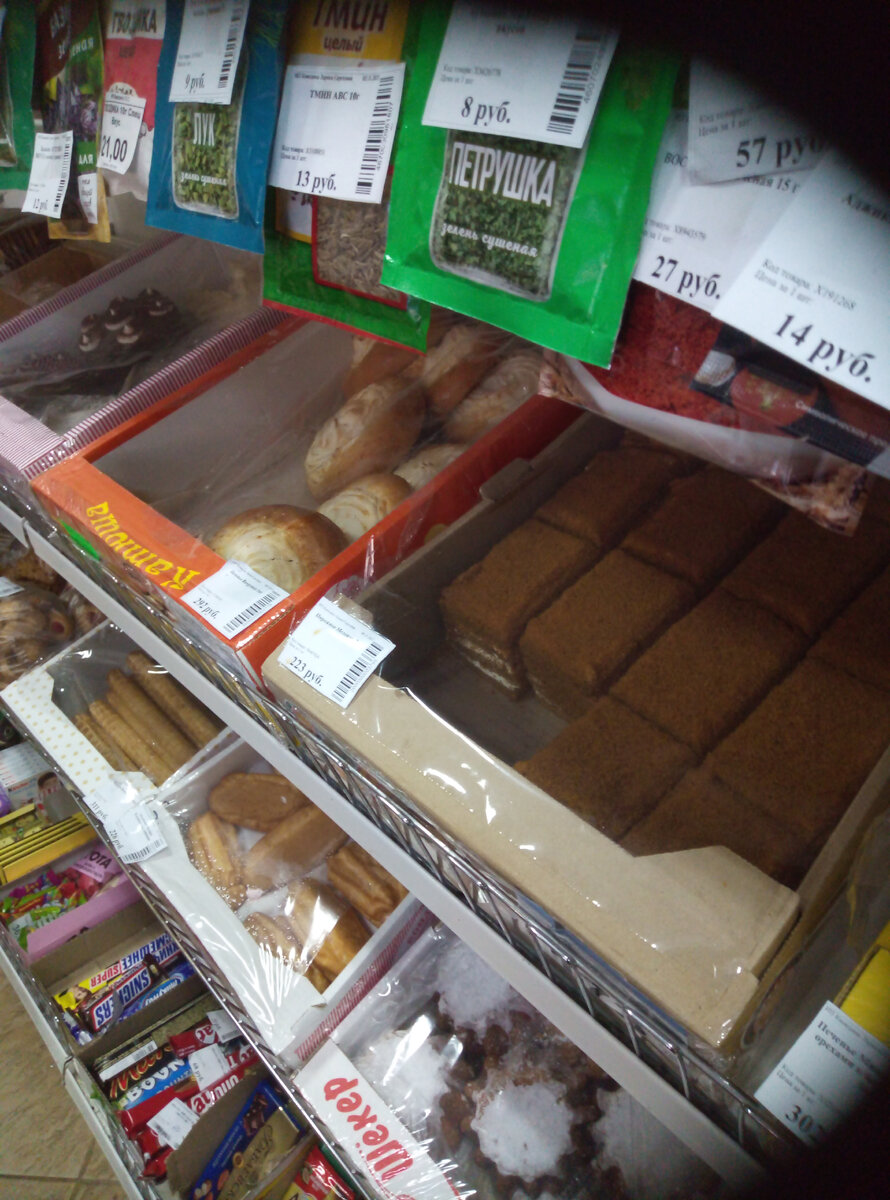 Некоторые покупатели мне часто говорят о том, что мы заказываем довольно вкусную и разнообразную продукцию, это касается в том числе  и продукции кондитерских производств. 