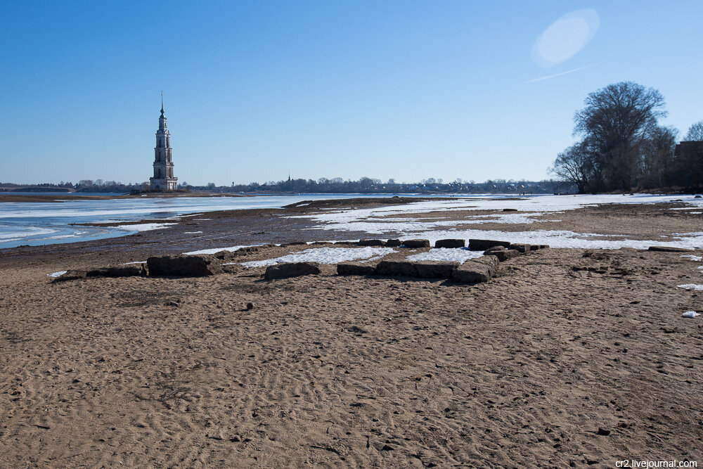 Вышедшие из-под воды остатки затопленного Угличским водохранилищем части города Калязина. Фундамент дома. Тверская область. Фото автора статьи  