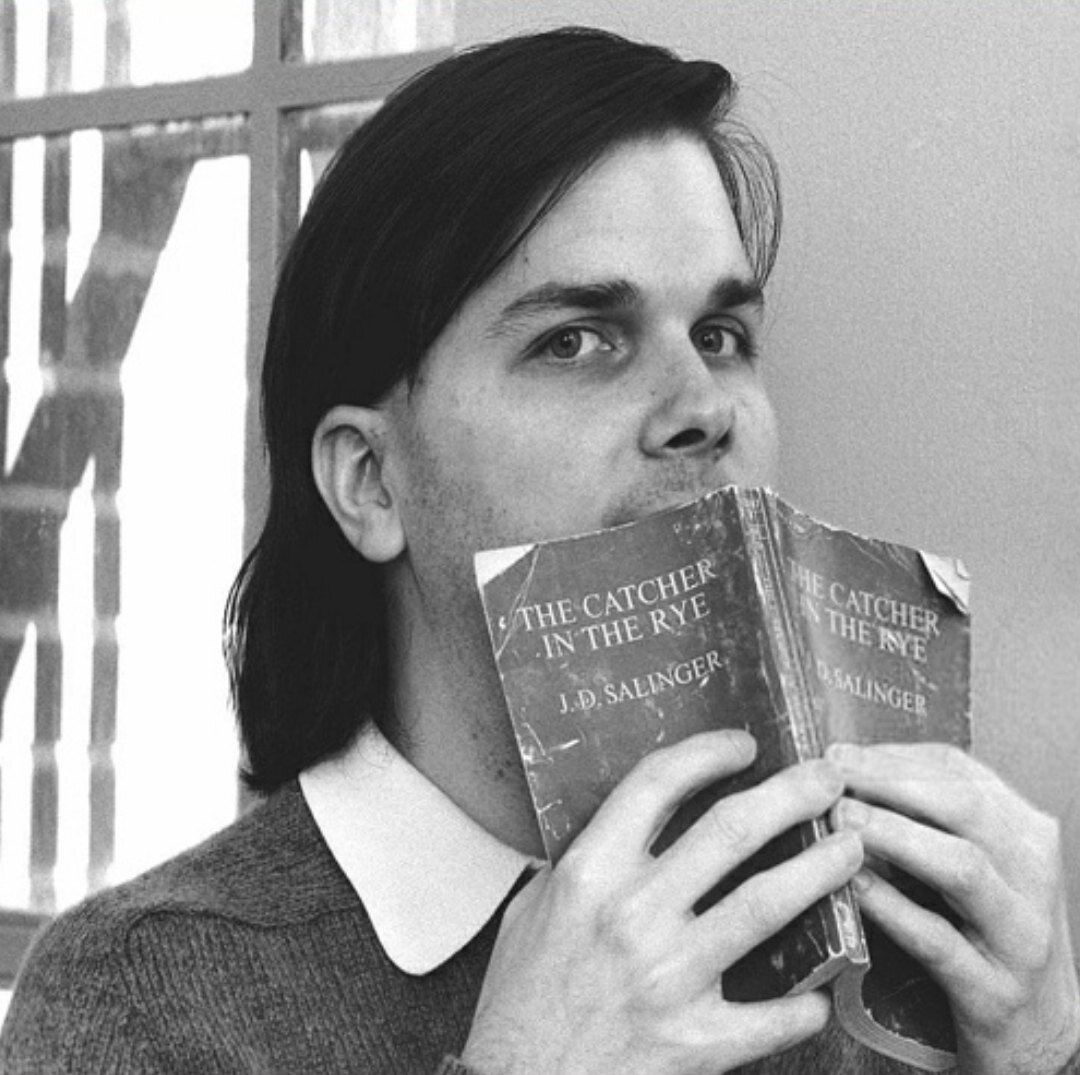 После того, как он несколько раз вестрелил в кумира миллионов, именно эту книгу он уселся читать под уличным фонарем, неподалеку от умирающего, вскоре прибывшей на место полиции Чепмен заявил, что нашёл на её страницах зашифрованное послание убить Леннона, а также осудил музыканта за то, что он не следовал тому минималистичному образу жизни, который сам же и проповедовал. 