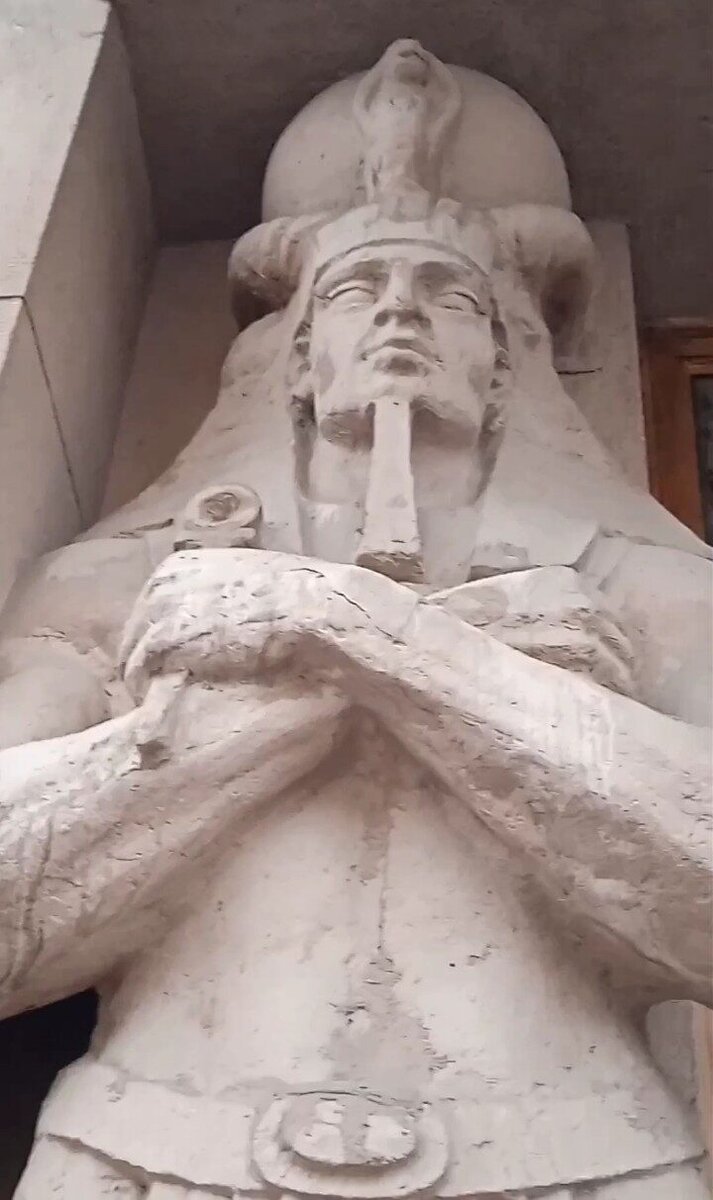 Один из вечных стражников здания.