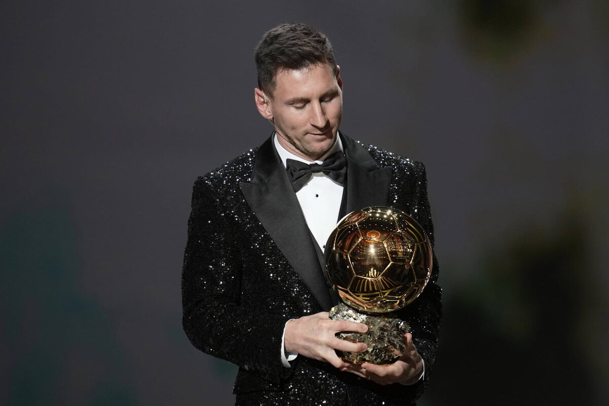 Все награды месси. Messi золотой мяч 2021. Лионель Месси золотой мяч. Месси золотой мяч 2022. Messi Ballon d'or 2021.