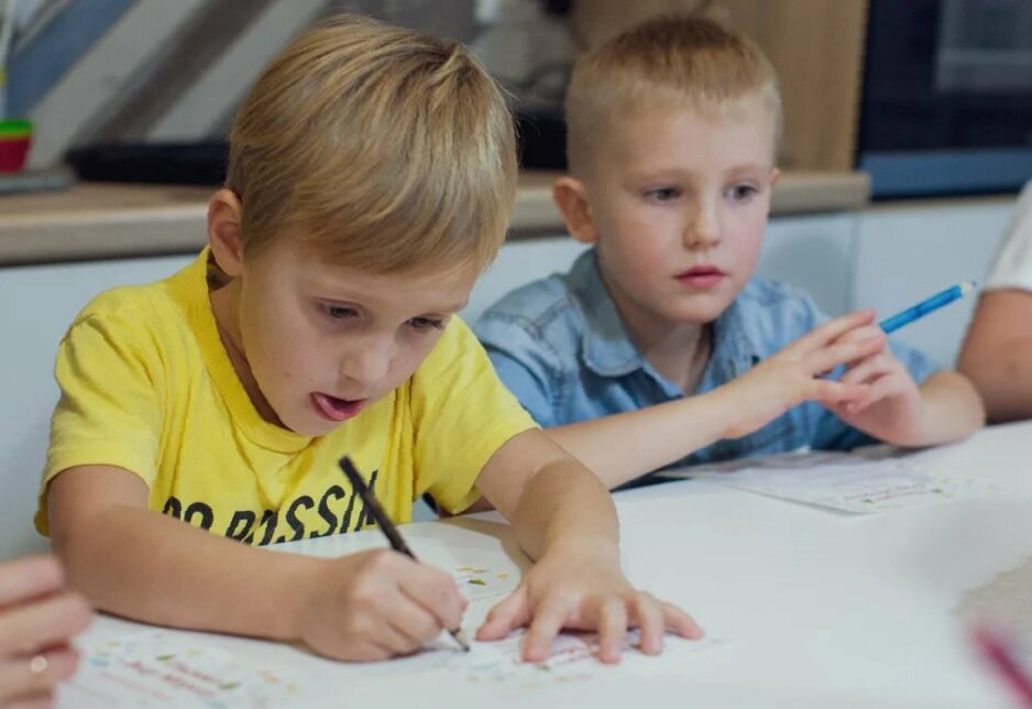 Дети старательно пишут сочинение