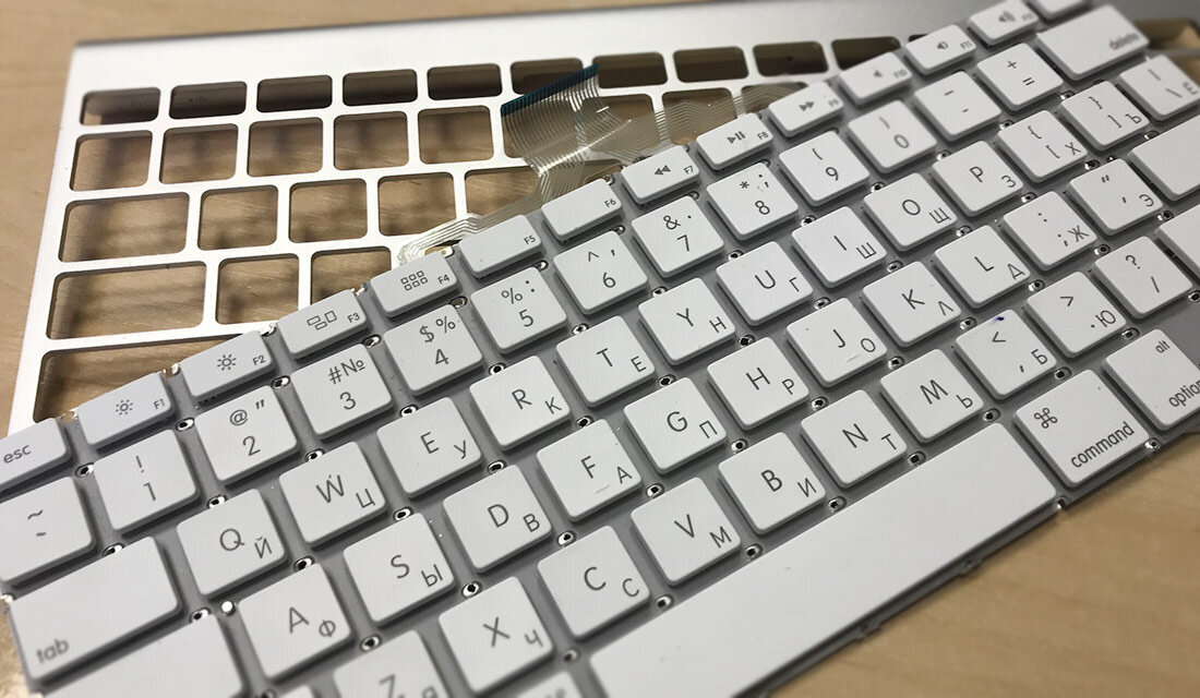 Разобранная Apple Wireless Keyboard (по идее она считается неразборный)