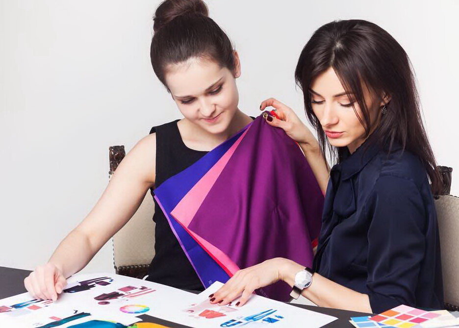 Вот так выглядит работа стилиста по определению цветотипа. Фото взято для примера с Яндекс.Картинки