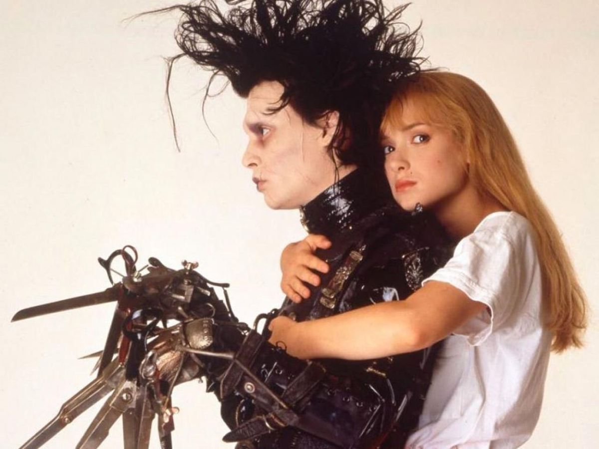 Кадр из фильма "Эдвард руки-ножницы" 1990. Джонни Депп и Вайнона Райдер Источник фото Яндекс. картинки