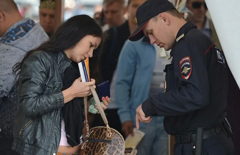 Проверять сумки сотрудников. Досмотр вещей. Полицейский досмотр. Обыск сотрудниками полиции. Личный досмотр.