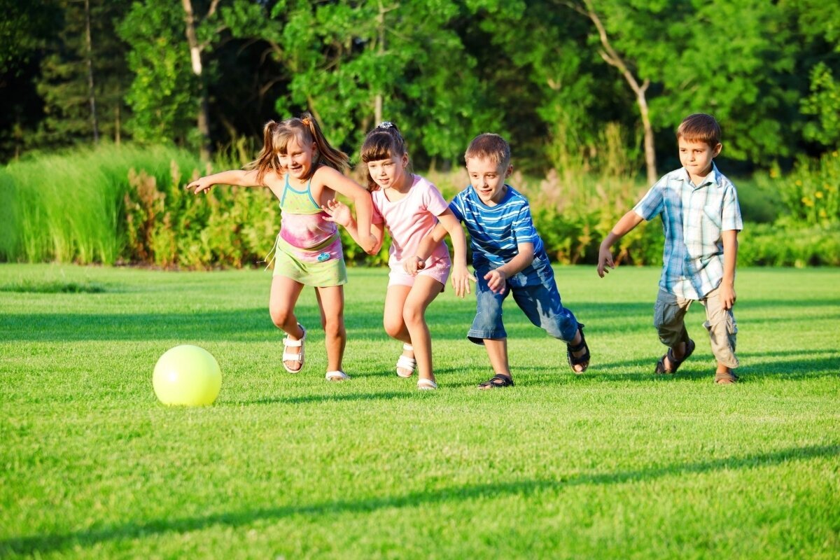 Игра с мячом с друзьями. Дети на газоне. Дети и природа. Дети на свежем воздухе. Подвижные игры для детей.