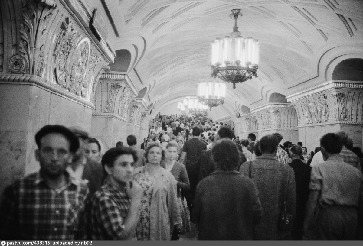 Это уже 1961 год. Переход работает с 1958-го. Кстати, сегодня станция также весьма загружена. С сайта www.pastvu.com.