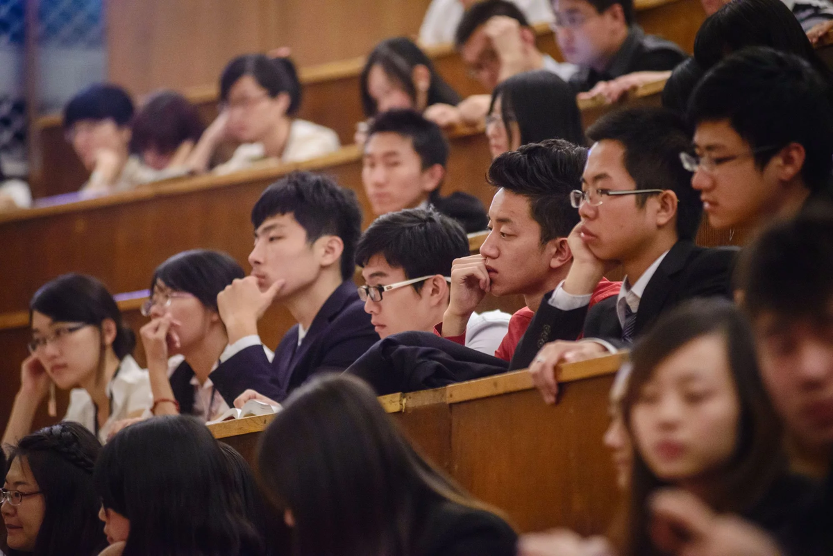 Китайские студенты покидают американские вузы. Почему и во что это может 