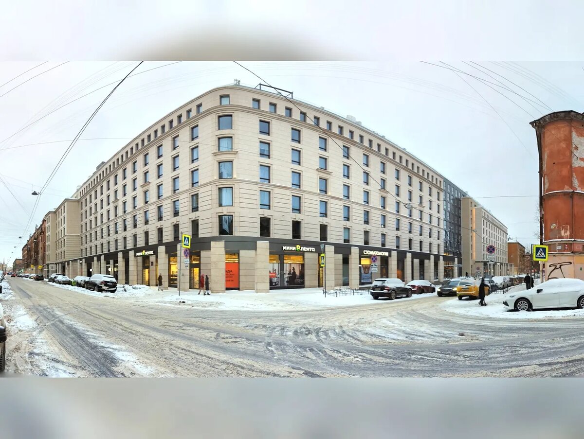 Удивляешься как же оно сюда влезло. Раньше со стороны Боровой улицы во дворе принимали металлолом, а теперь - весьма фешенебельное здание апарт-отеля. 