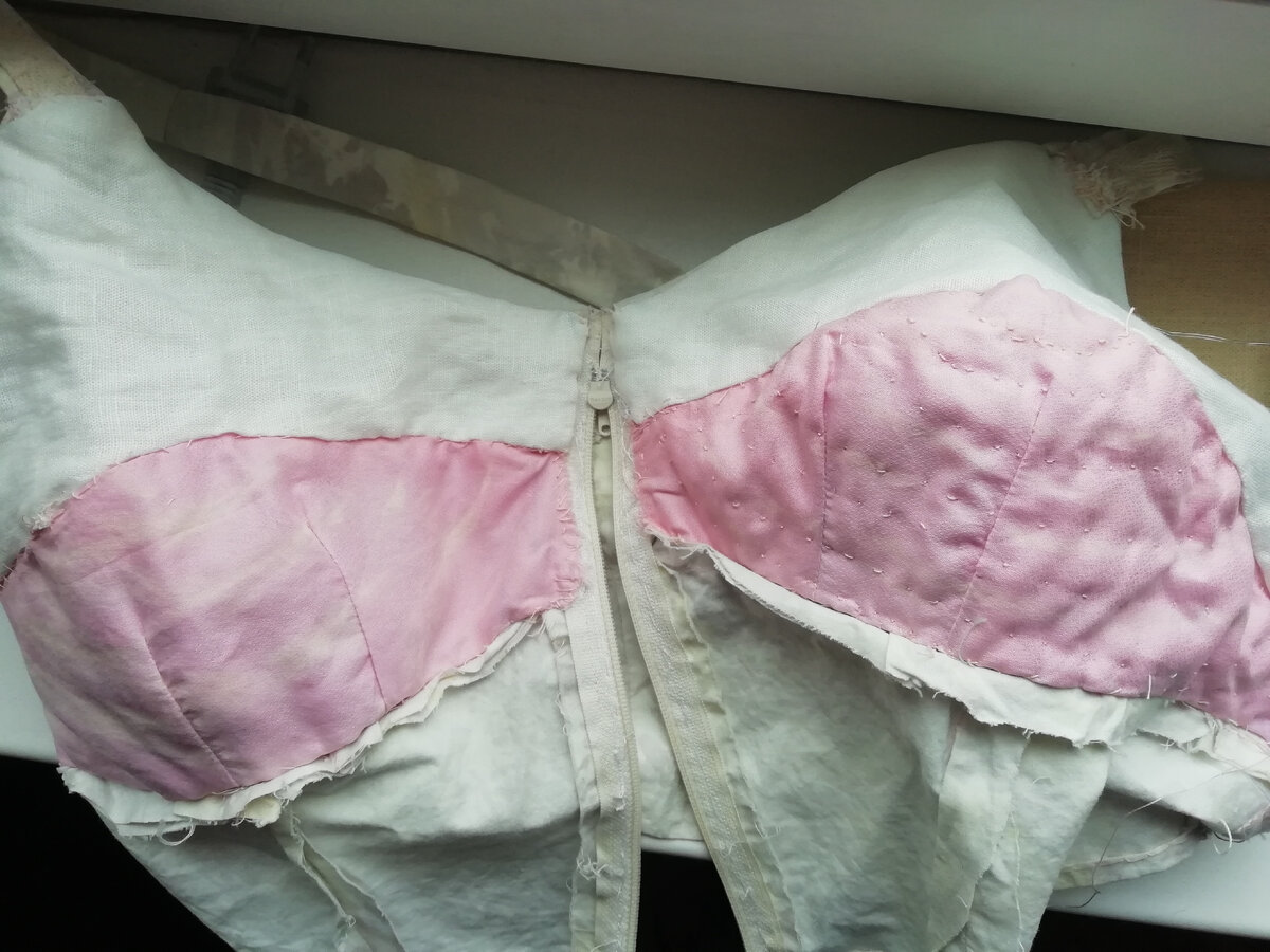 Изнанка бюстгалтера. Одна половина чашки простёгана, другая ещё нет.