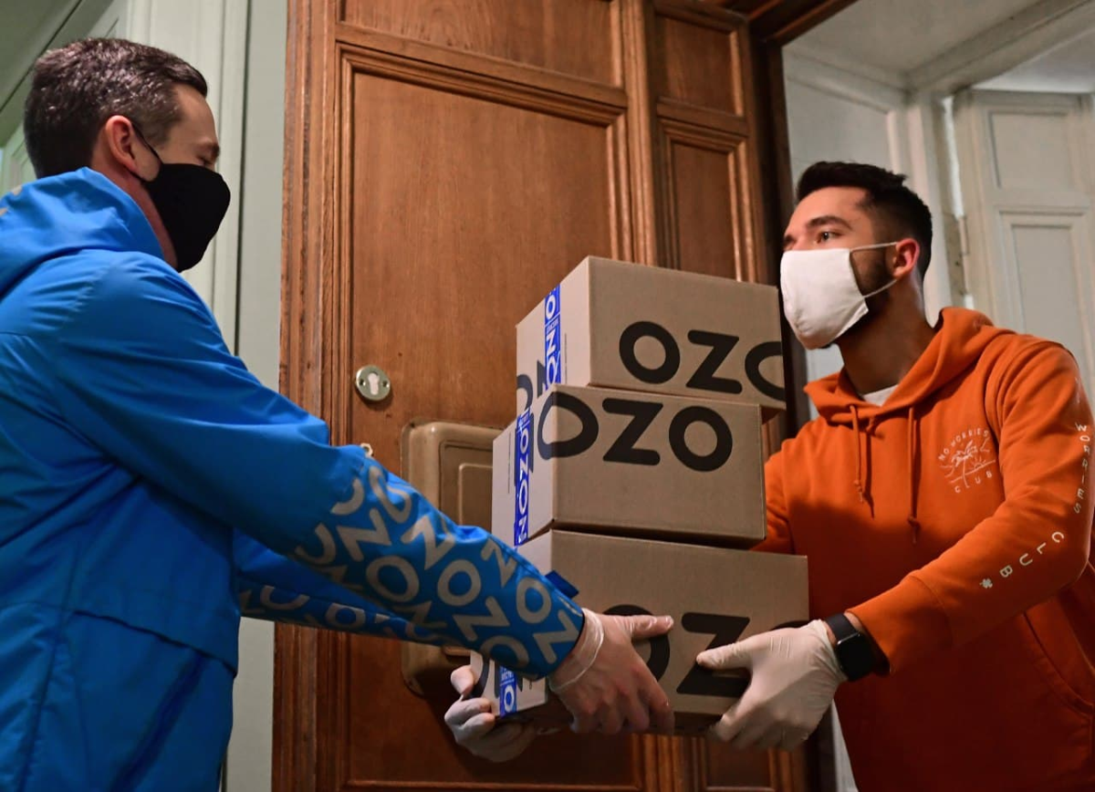 Доставит ozon. Курьер Озон. Озон Express курьер. Покупатели Озон. Форма курьера Озон