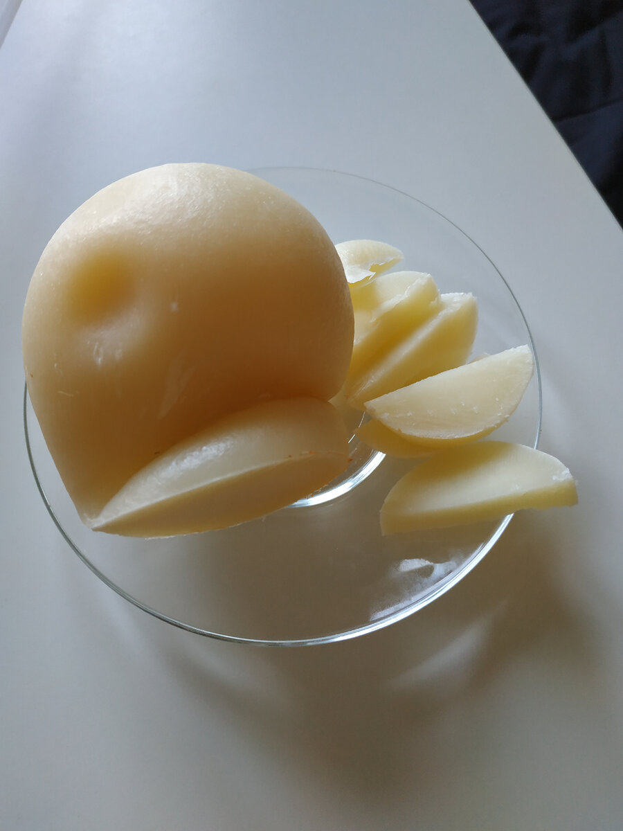 Сыр практически не имеет запаха и на срез очень похож на пармезан