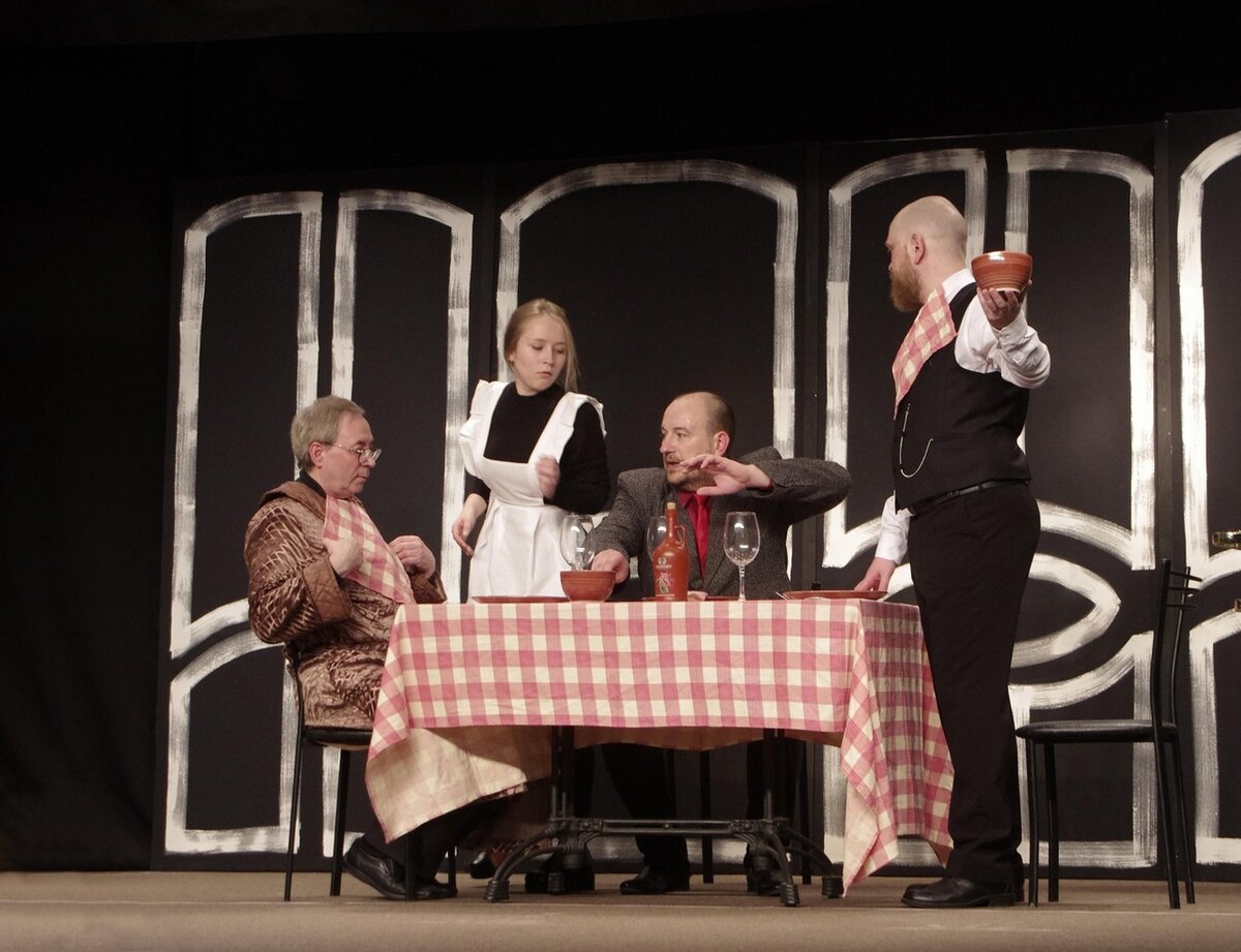 Сцена из спектакля "Собачье сердце"