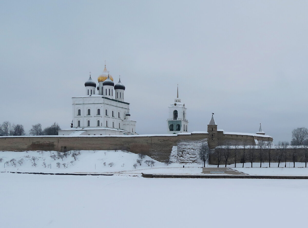 Вид на псковский Кром с Ольгинской набережной