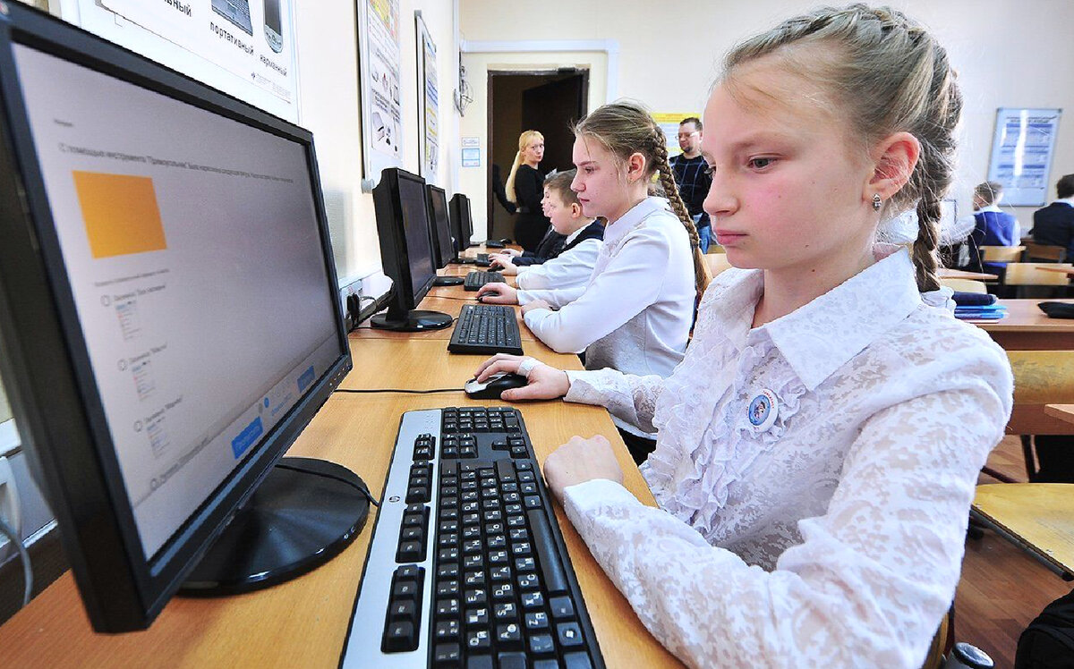 Сайт обучения московского. Белый интернет. Ребёнок 6 класс на фоне электронной фото.