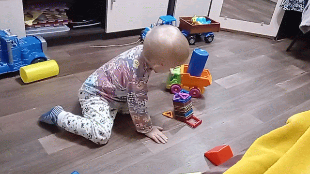 Грузовик везёт стройматериалы