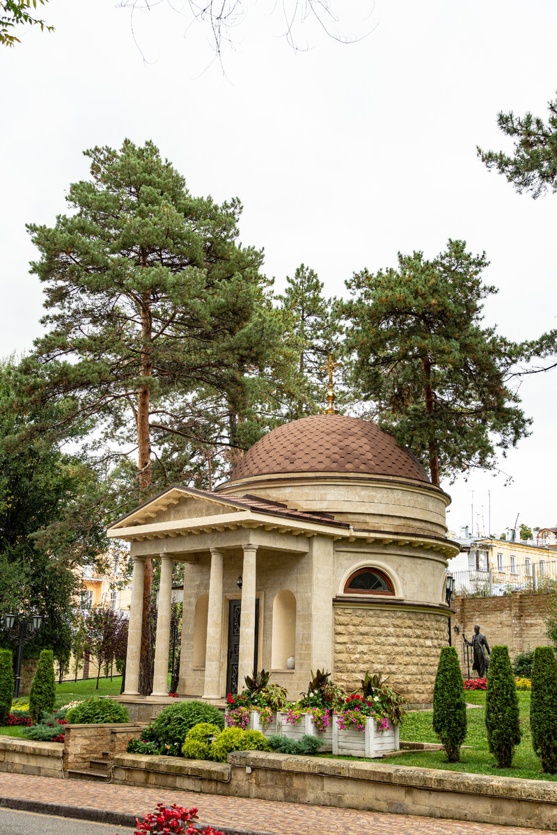 2. Алексиевская часовня (не путать с часовней в парке). 24 сентября я входил в парк с северо-запада, со стороны улицы Алексея Реброва.