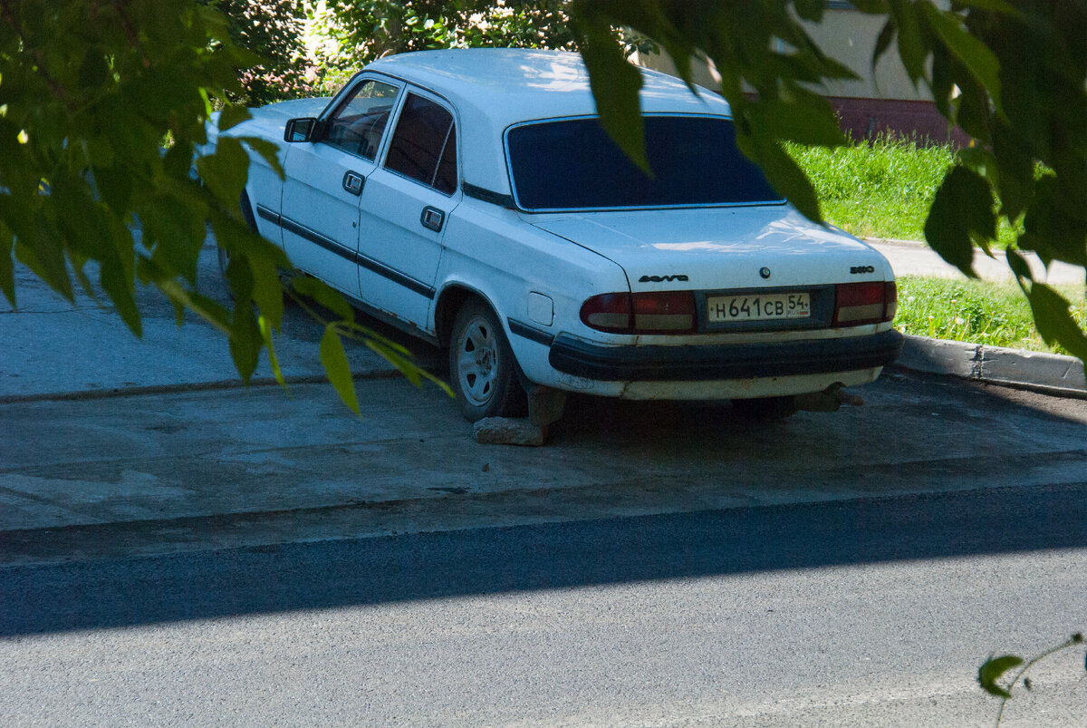 Забавно так: кирпичами подпёрли, чтобы не укатилась.