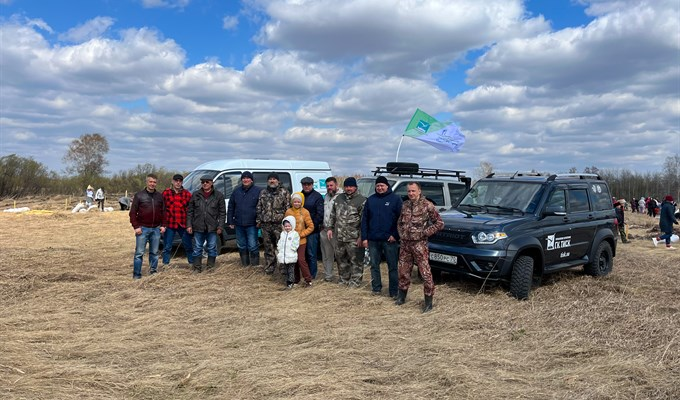 Сотрудники ГК "ТИСК" на мероприятии по высадке кедров.