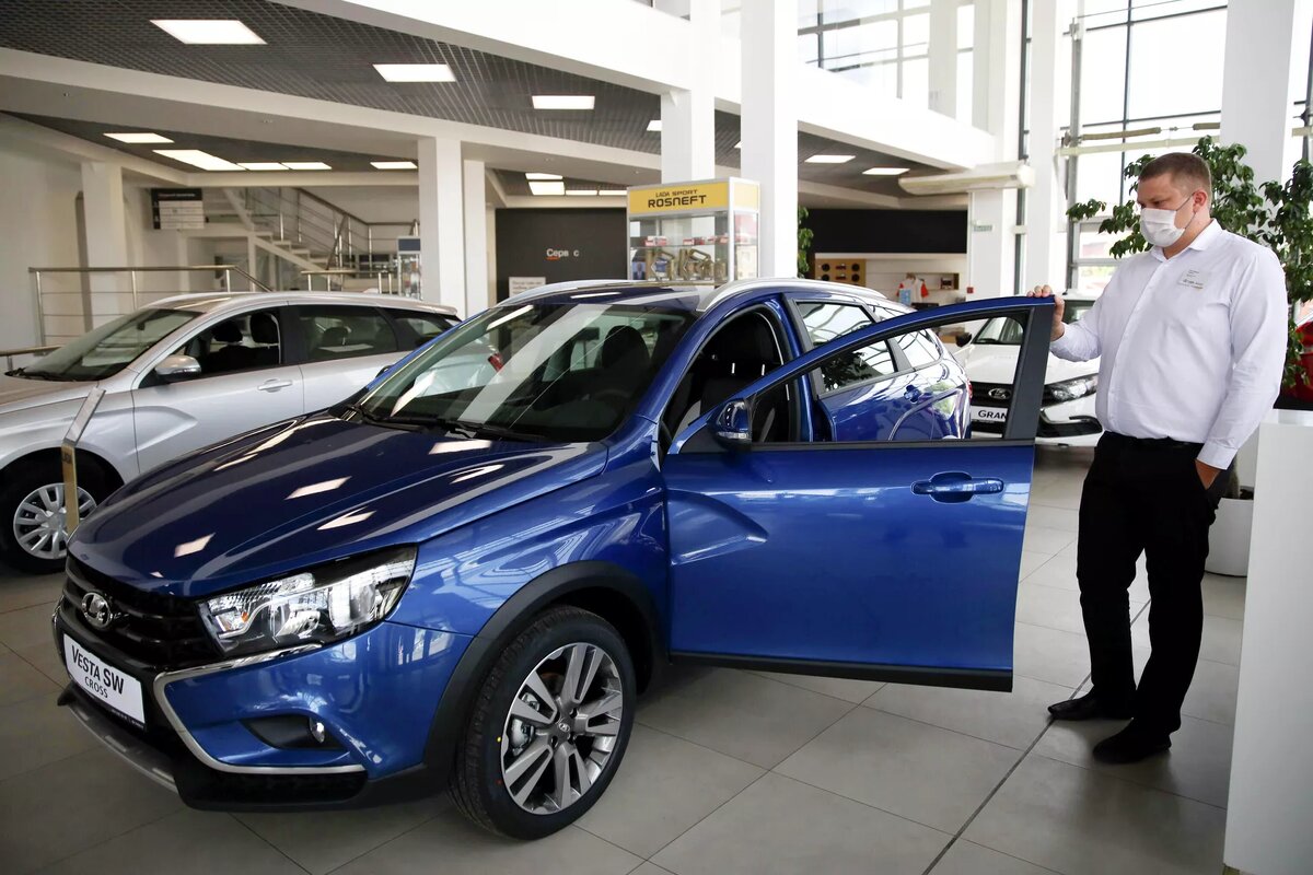 Автомобиль Lada Vesta SW Cross в автосалоне дилерского центра. © РИА Новости / Виталий Тимкив