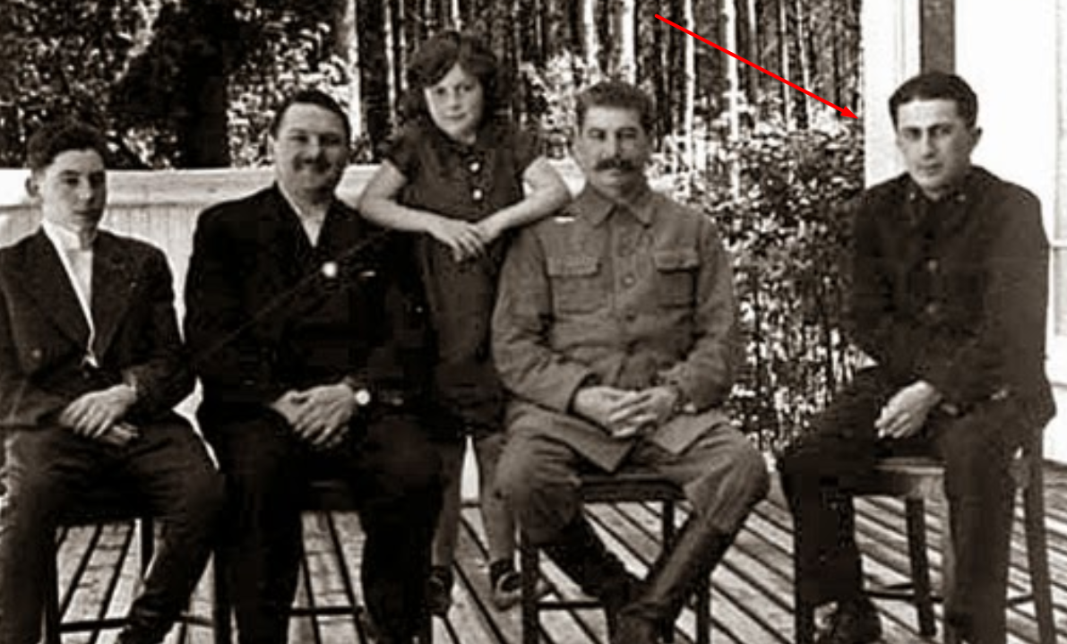 Яков(крайний справа). Фото из архивов.