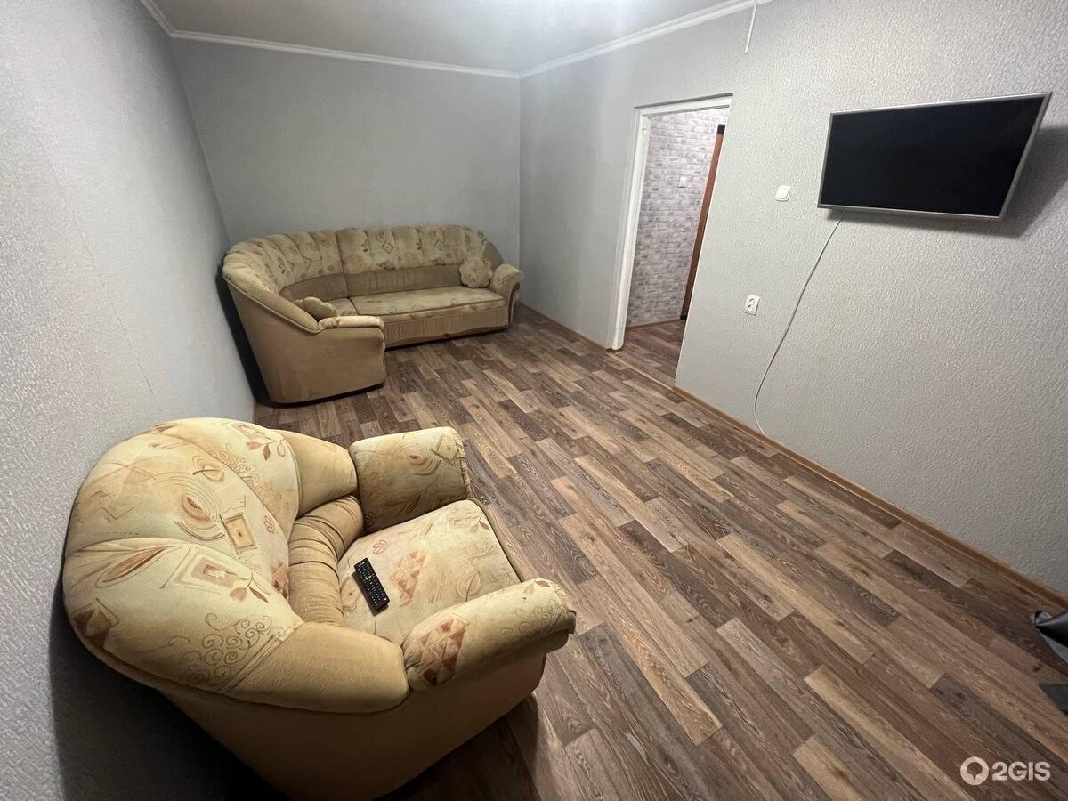 А это вторая комната. На этой фотографии (взято из Дубльгиса) только тахта отсутствует и диван с креслом выглядят более прилично.