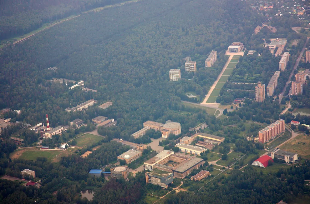 Железная дорога вверху видна.