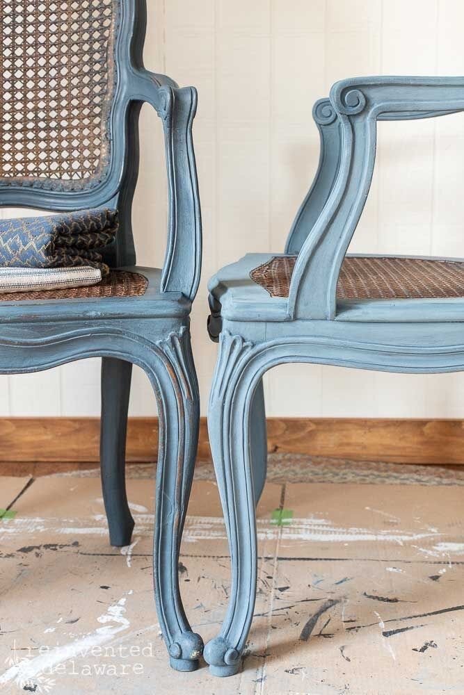 Большой популярность пользуются отреставрированные стулья