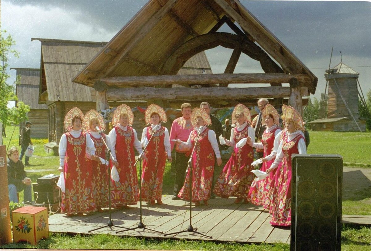 Вахтанов С.Н. Праздник огурца. Общий вид праздника. 28 июля 2001 г. Из собрания ГВСМЗ