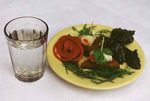 "Губастик". Один из вариантов граненыча. Чаще всего использовался в столовых. Из-за высокого уровня доступности активно использовался при беседах и незапланированных встречах на городских улицах. Стакан для взаимопонимания.  