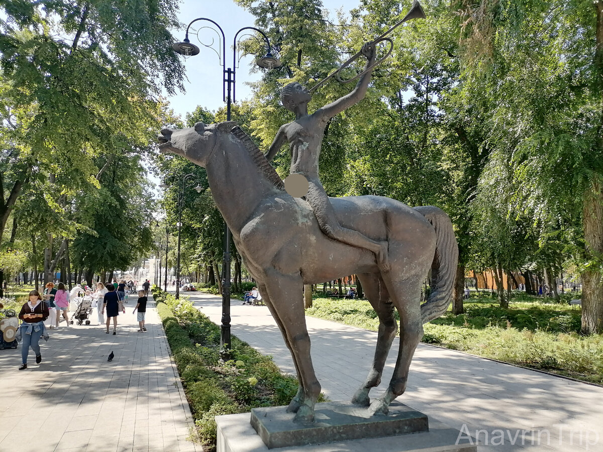 Часть фото пришлось подретушировать, чтобы статья не получила ограничение за откровенный контент. Но, поверьте, скульптор весьма четко выразил особенности строения тела.